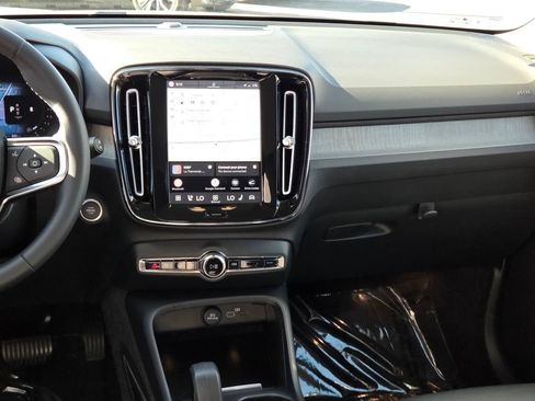 Used 2023 Volvo XC40 B5 Core w/ Convenience Package AWD/4WD image 16
