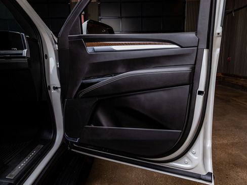 Used 2025 Cadillac Escalade ESV Sport Platinum image 40