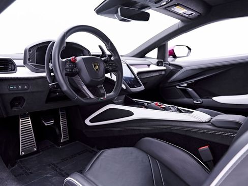 Used 2025 Lamborghini Revuelto AWD/4WD image 2