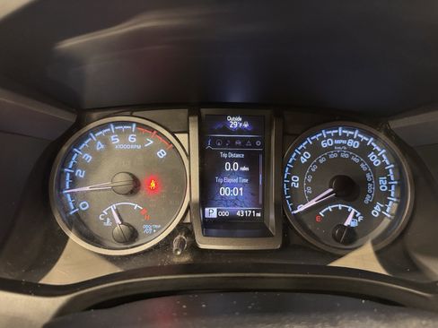 Used 2018 Toyota Tacoma TRD Sport image 15