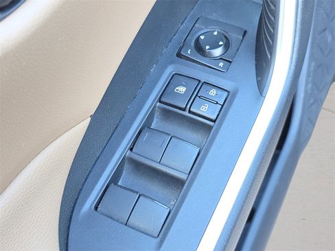 Used 2019 Toyota RAV4 LE image 17