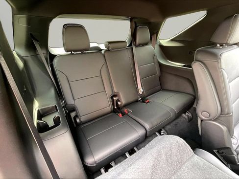Used 2025 Chevrolet Traverse LT w/ LPO, Floor Liner Package FWD image 25