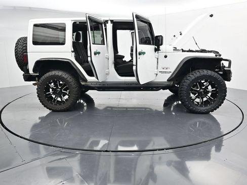 Used 2017 Jeep Wrangler Unlimited Sahara w/ Max Tow Package AWD/4WD image 41