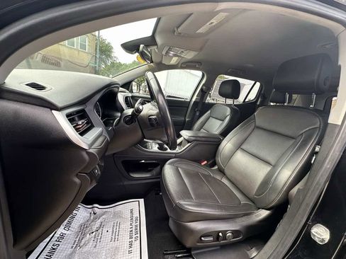 Used 2021 GMC Acadia SLT w/ Elevation Edition image 15