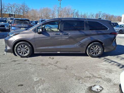 Used 2022 Toyota Sienna XLE image 9
