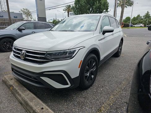 Used 2024 Volkswagen Tiguan SE w/ Panoramic Sunroof Package FWD image 1