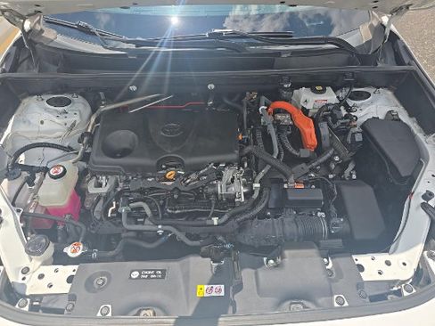 Used 2021 Toyota RAV4 LE AWD/4WD image 6