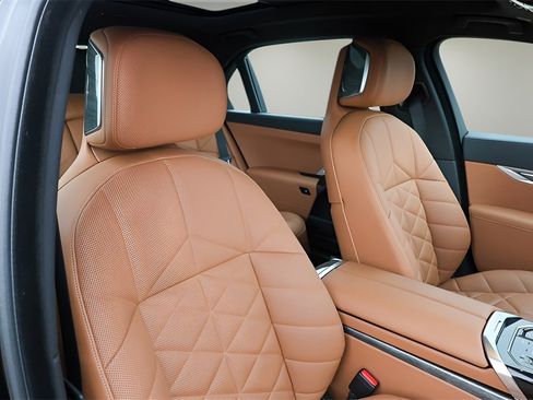 Used 2025 BMW 740i 740i w/ Premium Package image 19