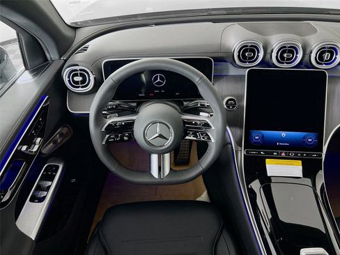 Used 2025 Mercedes-Benz GLC 300 4MATIC image 19