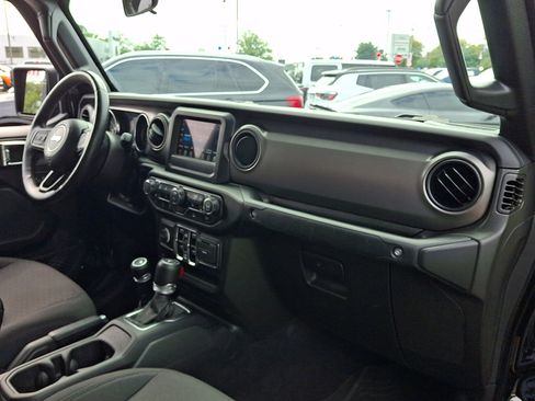 Used 2023 Jeep Gladiator Sport AWD/4WD image 11