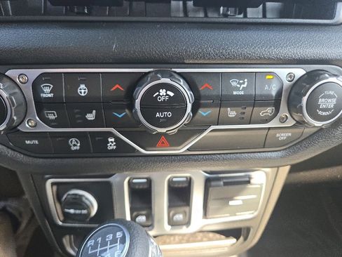 Used 2025 Jeep Wrangler Sport AWD/4WD image 33