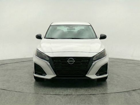 Used 2025 Nissan Altima 2.5 SV FWD image 2