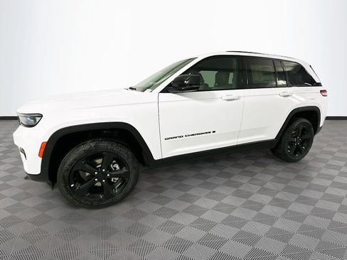 New 2025 Jeep Grand Cherokee Altitude image 23