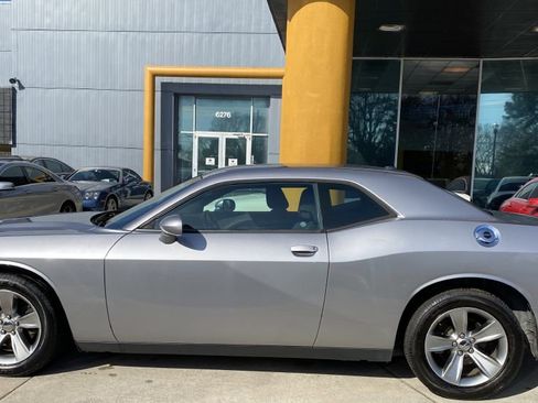 Used 2016 Dodge Challenger SXT image 9