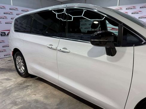 Used 2025 Chrysler Pacifica Select image 7