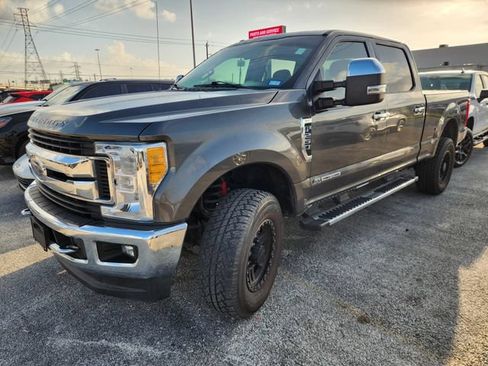 Used 2017 Ford F250 XLT w/ XLT Premium Package AWD/4WD image 3