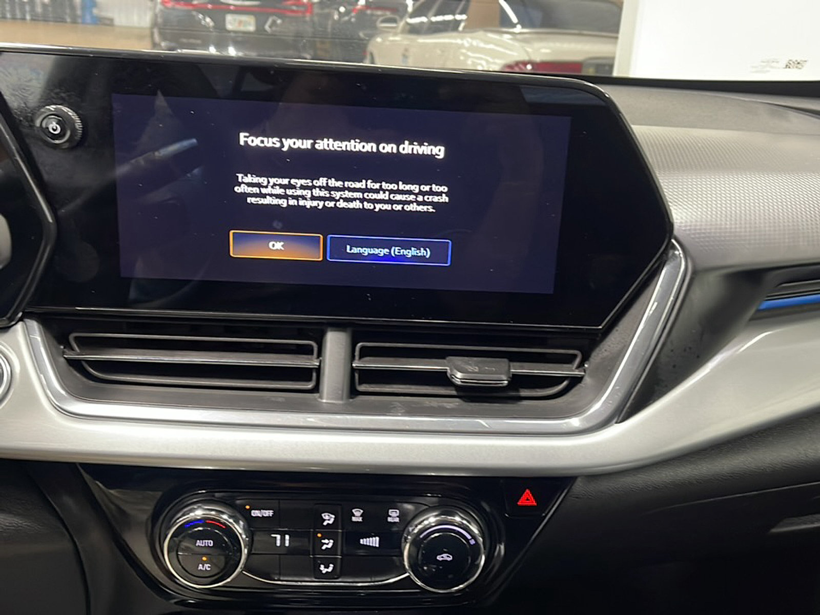 Used 2025 Chevrolet Trax LT FWD image 8