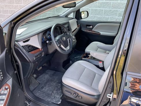 Used 2016 Toyota Sienna Limited w/ Protection Package FWD image 14