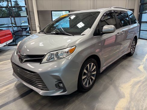 Used 2020 Toyota Sienna XLE Premium AWD/4WD image 3