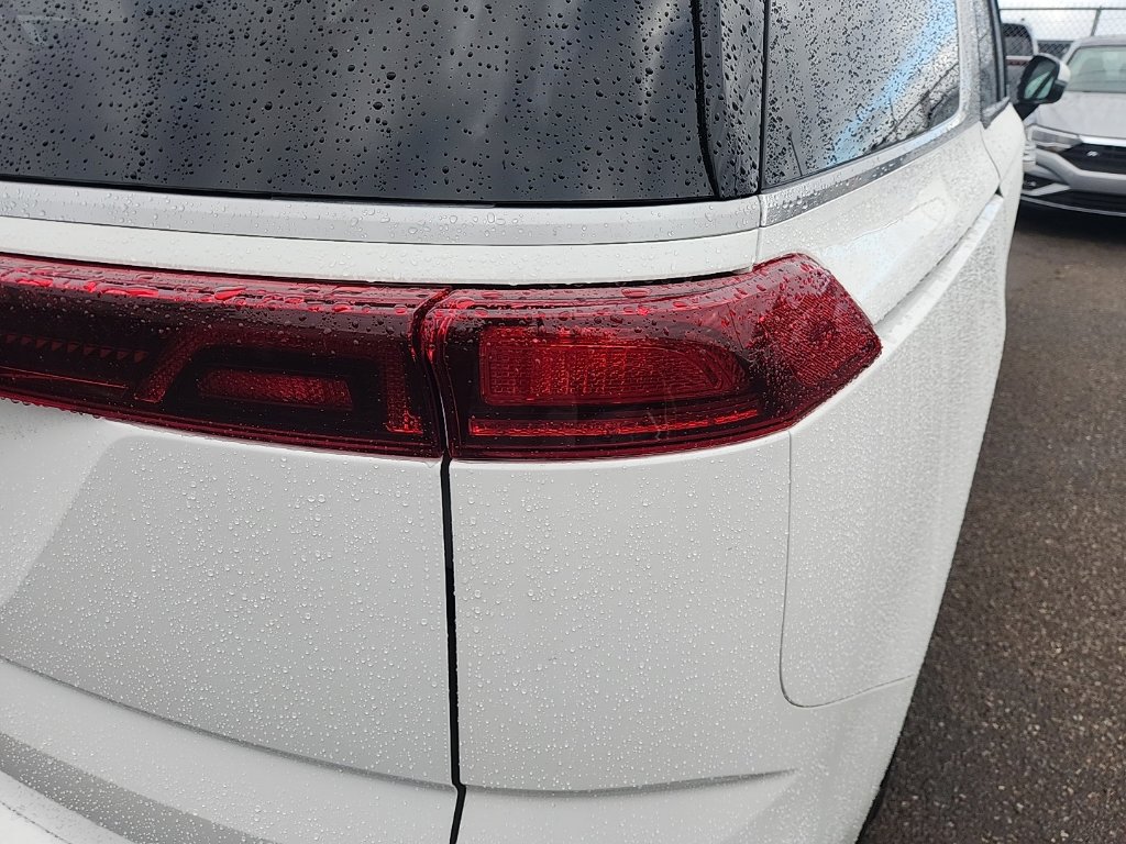 Certified 2023 Kia Carnival LX FWD image 14