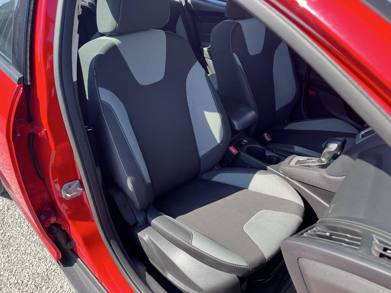 Used 2014 Ford Focus SE w/ SE Sport Package FWD image 16
