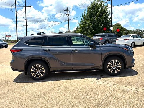 Used 2022 Toyota Highlander XLE FWD image 4