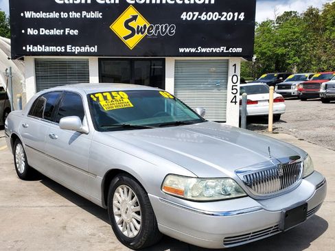Used 2003 Lincoln Town Car Executive image 1