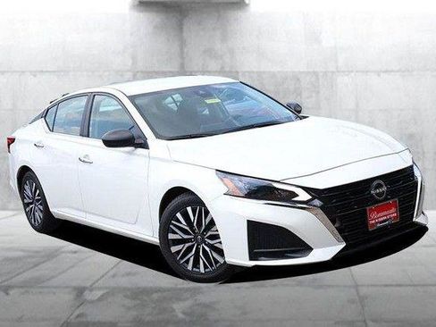 Used 2025 Nissan Altima 2.5 SV FWD image 2