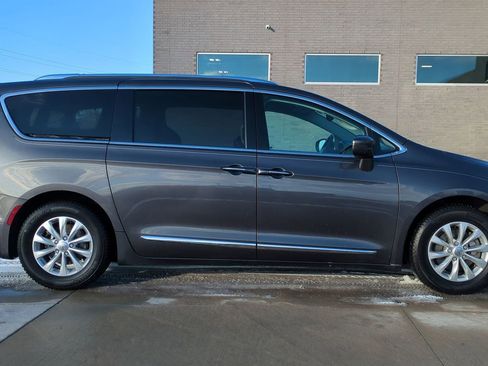 Used 2018 Chrysler Pacifica Touring-L Plus image 8