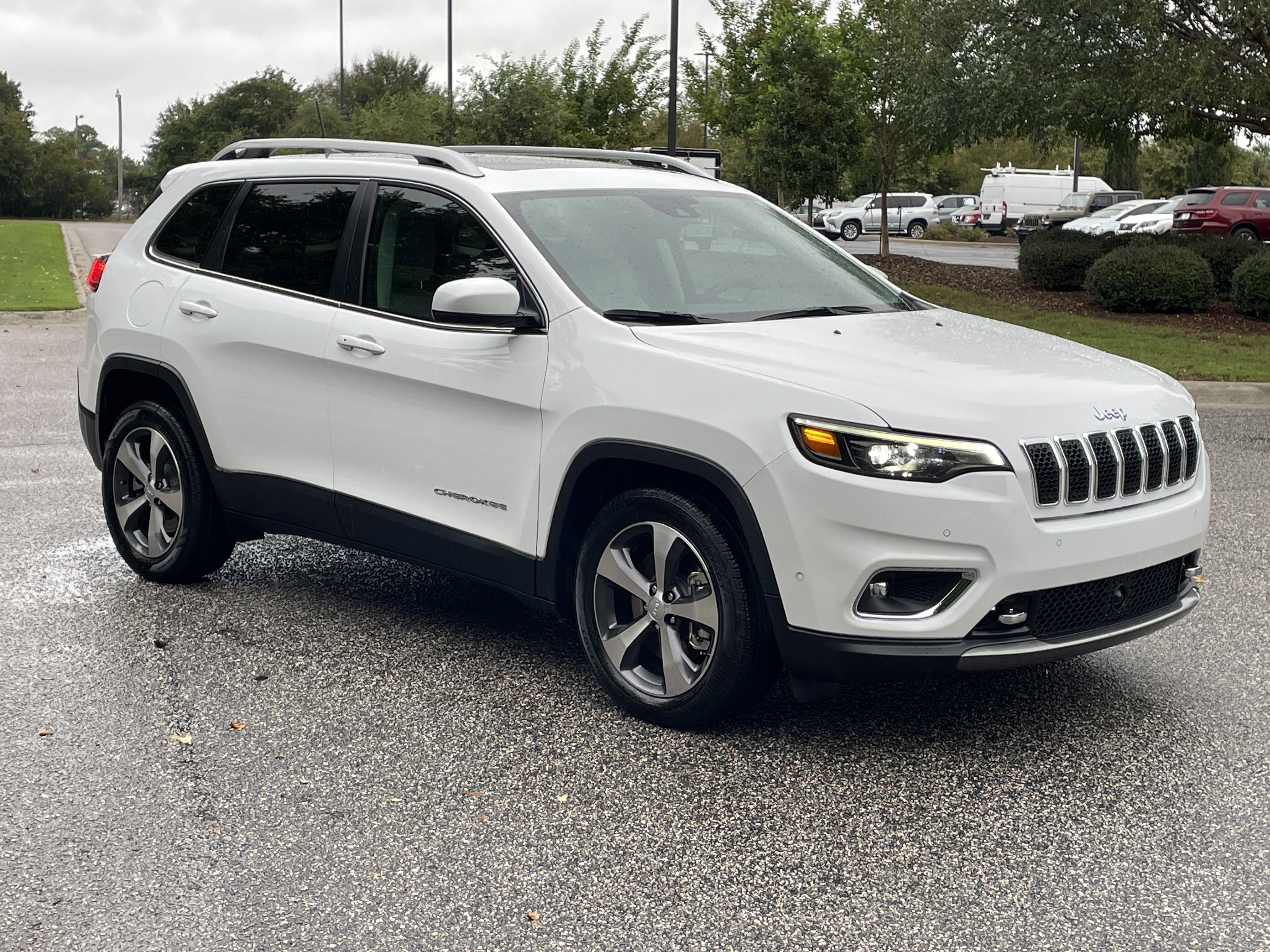 Used 2021 Jeep Cherokee Limited w/ Elite Package FWD image 2