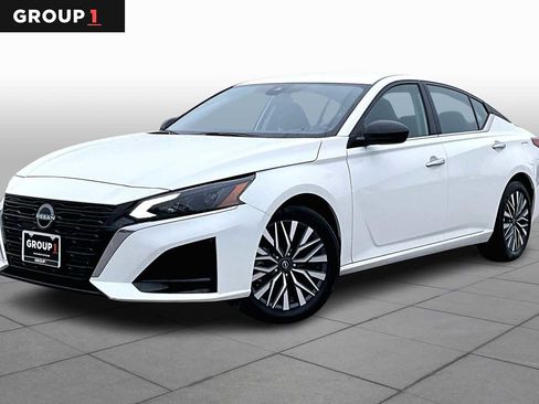 Used 2025 Nissan Altima 2.5 SV image 1