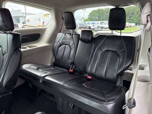Used 2024 Chrysler Pacifica Touring-L FWD image 22