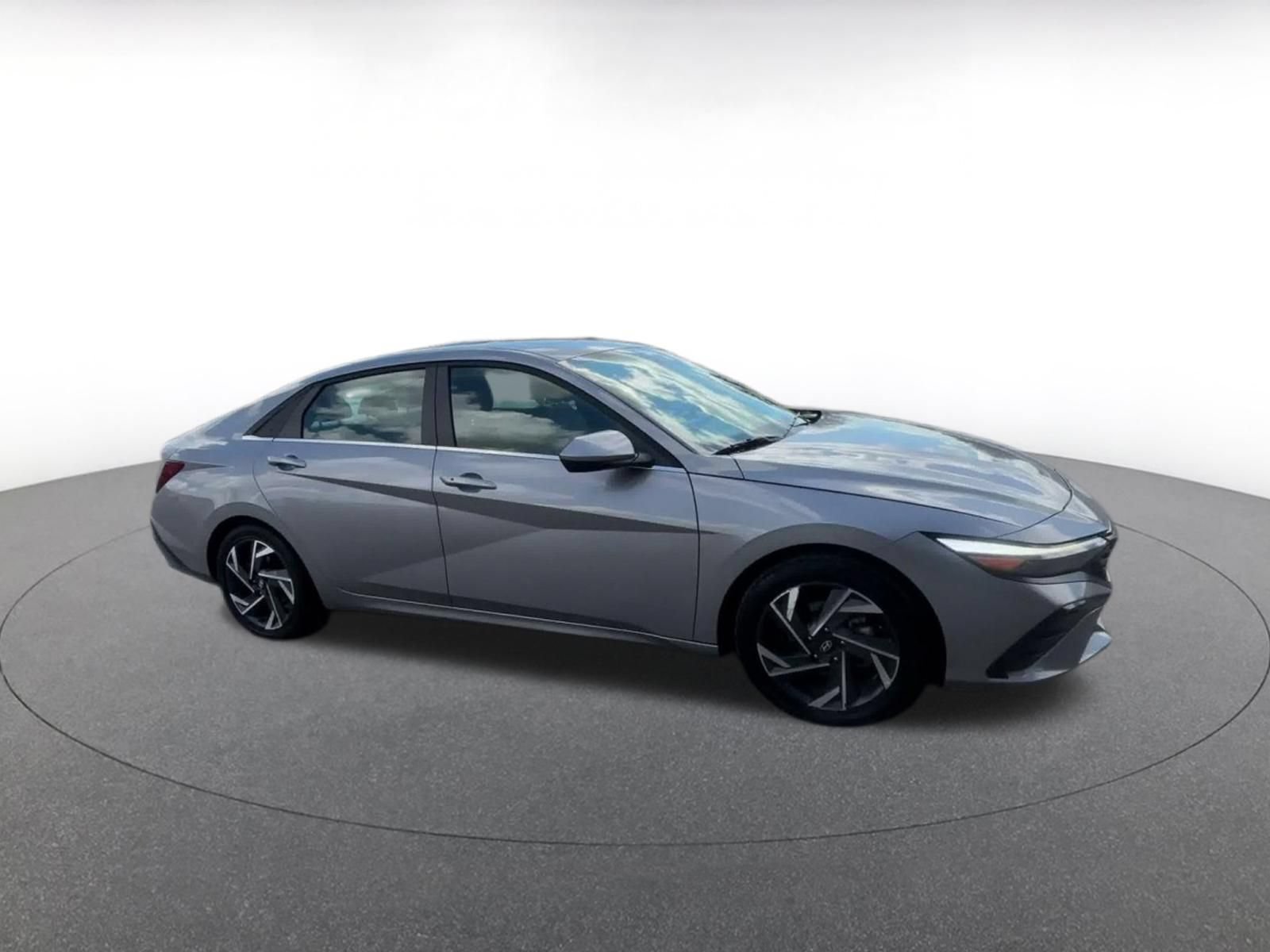 Used 2025 Hyundai Elantra SEL FWD image 2