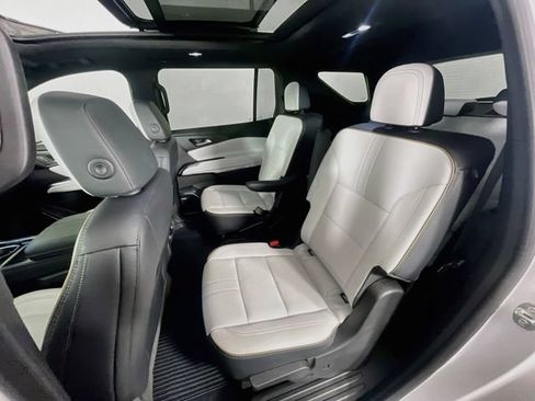 Used 2025 Chevrolet Traverse High Country FWD image 26