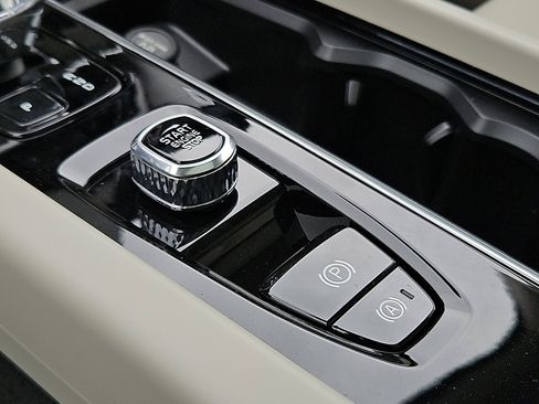 New 2026 Volvo XC60 T8 Ultra w/ Protection Package Premier AWD/4WD image 19