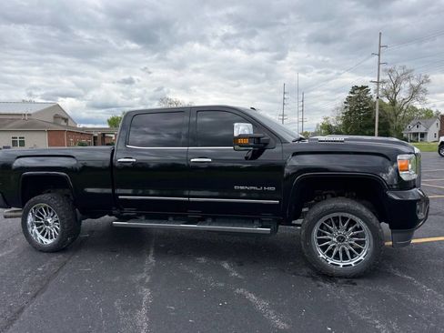 Used 2018 GMC Sierra 2500 Denali w/ Duramax Plus Package AWD/4WD image 6