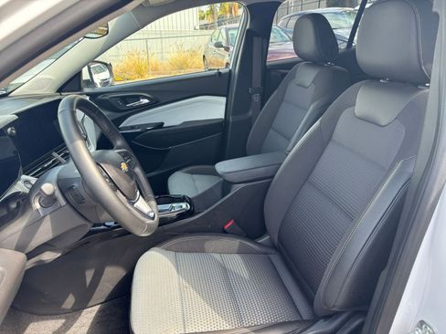 Used 2025 Chevrolet Trax LT w/ LT Convenience Package FWD image 25