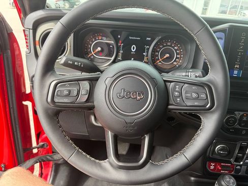 Used 2025 Jeep Gladiator Mojave image 11