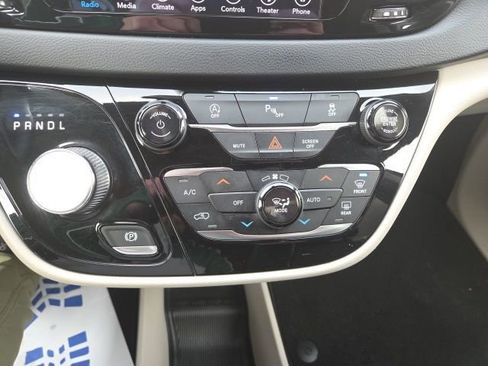 Used 2018 Chrysler Pacifica Touring-L Plus w/ Tire & Wheel Group FWD image 22