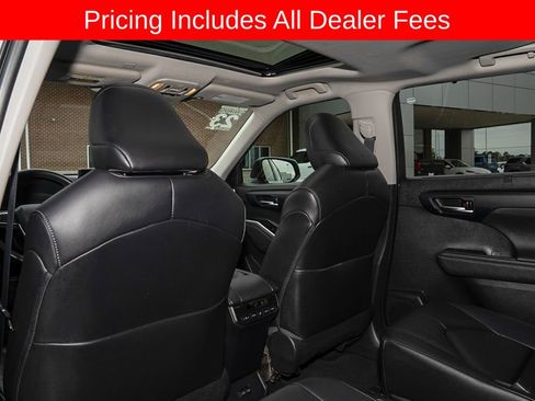Used 2023 Toyota Highlander XLE AWD/4WD image 11