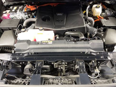 Used 2023 Toyota Tundra Platinum AWD/4WD image 9