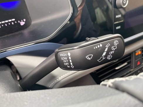 Used 2024 Volkswagen Taos SE image 32