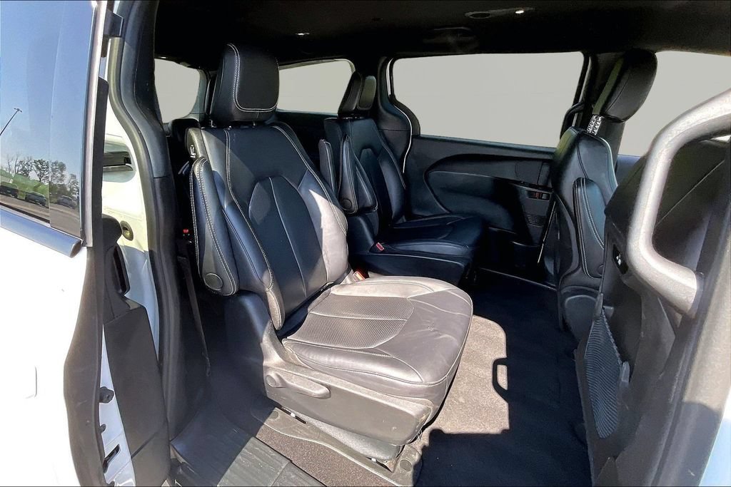 Used 2024 Chrysler Pacifica Limited FWD image 28