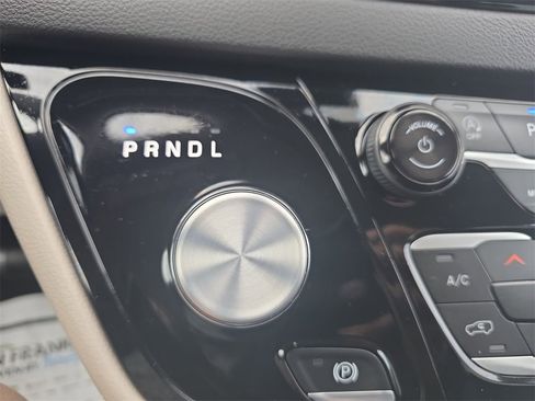 Used 2024 Chrysler Pacifica Touring-L image 19