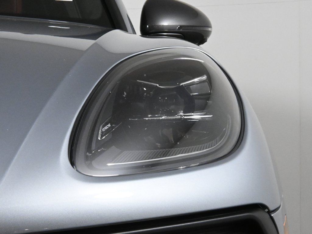 Used 2026 Porsche Macan AWD/4WD image 11