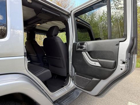 Used 2018 Jeep Wrangler Unlimited Sahara w/ Max Tow Package AWD/4WD image 26