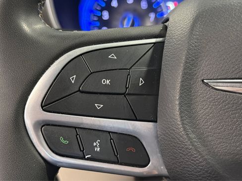 Used 2023 Chrysler Pacifica Touring-L FWD image 24