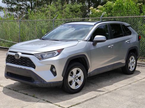 Used 2020 Toyota RAV4 XLE w/ Convenience Package FWD image 3