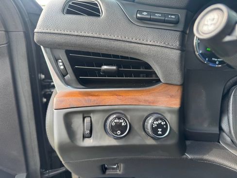 Used 2020 Cadillac Escalade Premium Luxury w/ Escalade Sport Edition AWD/4WD image 24