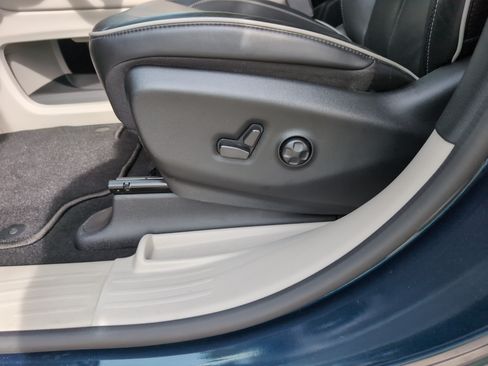 Used 2023 Chrysler Pacifica Limited FWD image 17